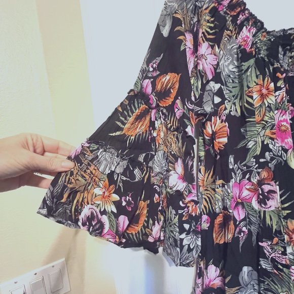 Millenium Black & Floral 3/4 Sleeve-Flowy-Off Shoulder or On-Mini-Size Medium - Picture 6 of 8